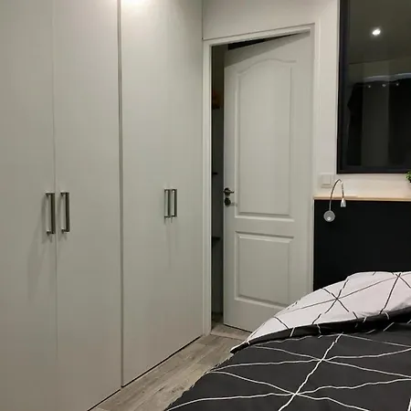 Apartment T1 Bis Hyper Centre, Jolie Vue Balcon, Commerce, Bus A 50 M, Parking *